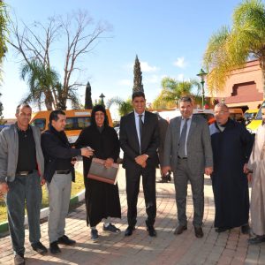 عامل إقليم شيشاوة رئيس اللجنة الإقليمية للتنمية البشرية يشرف على توزيع سيارات للنقل المدرسي و سيارات إسعاف في إطار تنفيذ برنامج عمل المبادرة الوطنية للتنمية البشرية برسم برسم سنة 2024